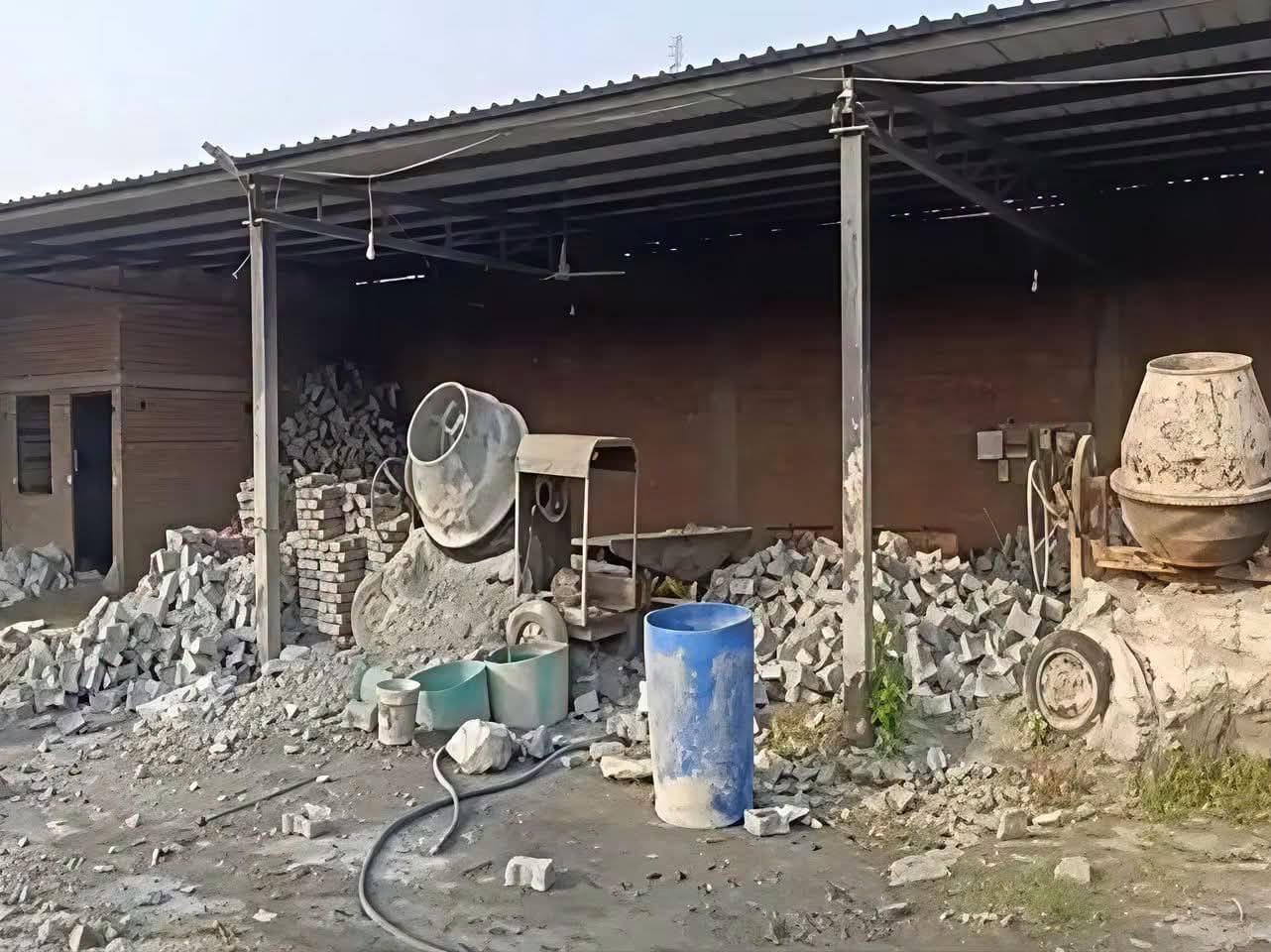 शाहजहांपुर: इंटरलॉकिंग प्लांट में चोरी, ट्रैक्टर-ट्रॉली समेत तीन बैटरियां और मोटर ले गए चोर