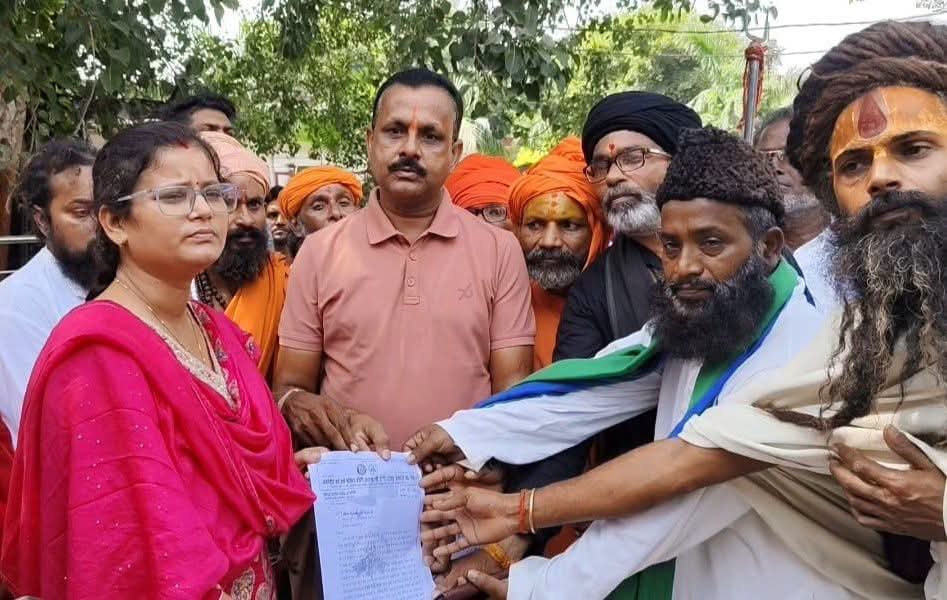 शाहजहांपुर: दो साधुओं की हत्या से संत समाज में आक्रोश, कलेक्ट्रेट में जोरदार प्रदर्शन