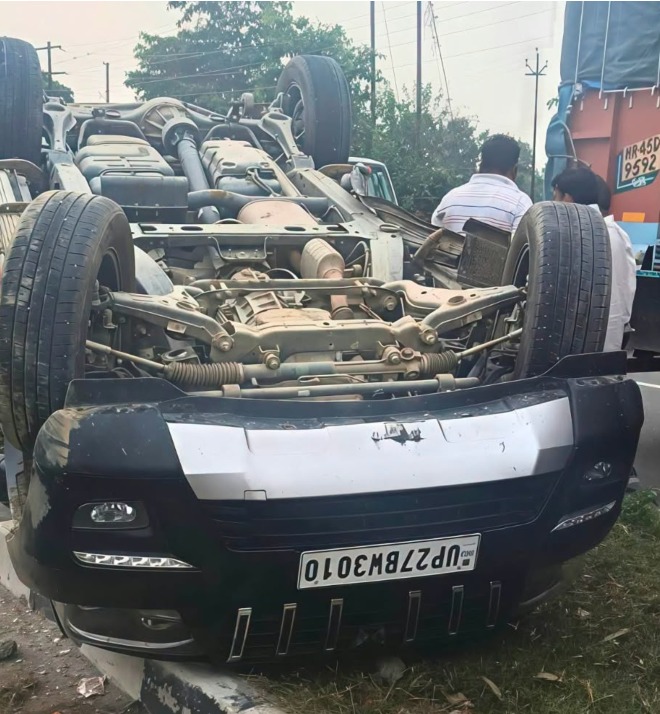 शाहजहांपुर: ट्रक को ओवरटेक करते समय पलटी स्कॉर्पियो, कई लोग घायल