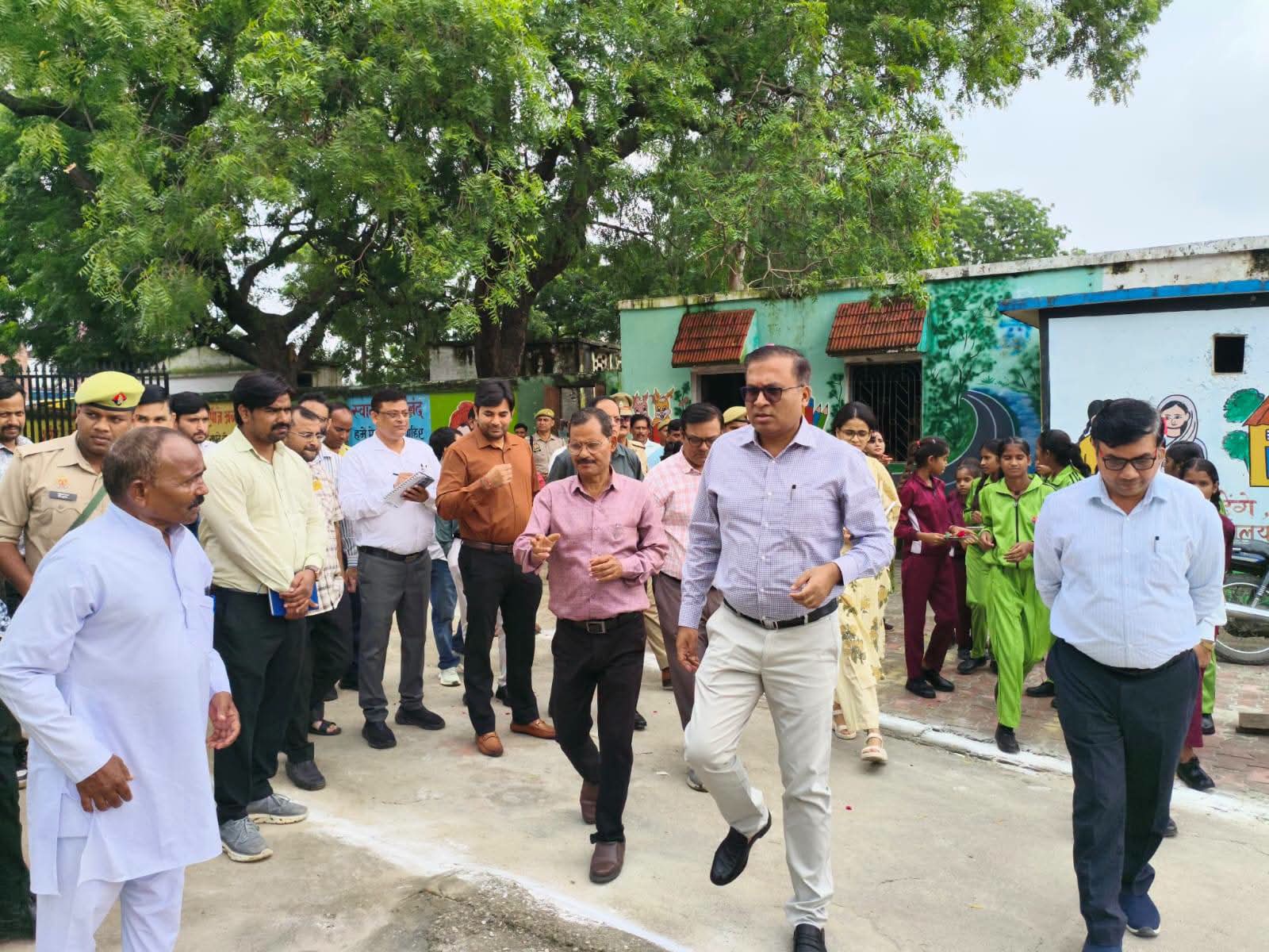 शाहजहांपुर: तेज हवा से गिरा मिड-डे मील शेड, डीएम ने दिए वसूली और एफआईआर के निर्देश