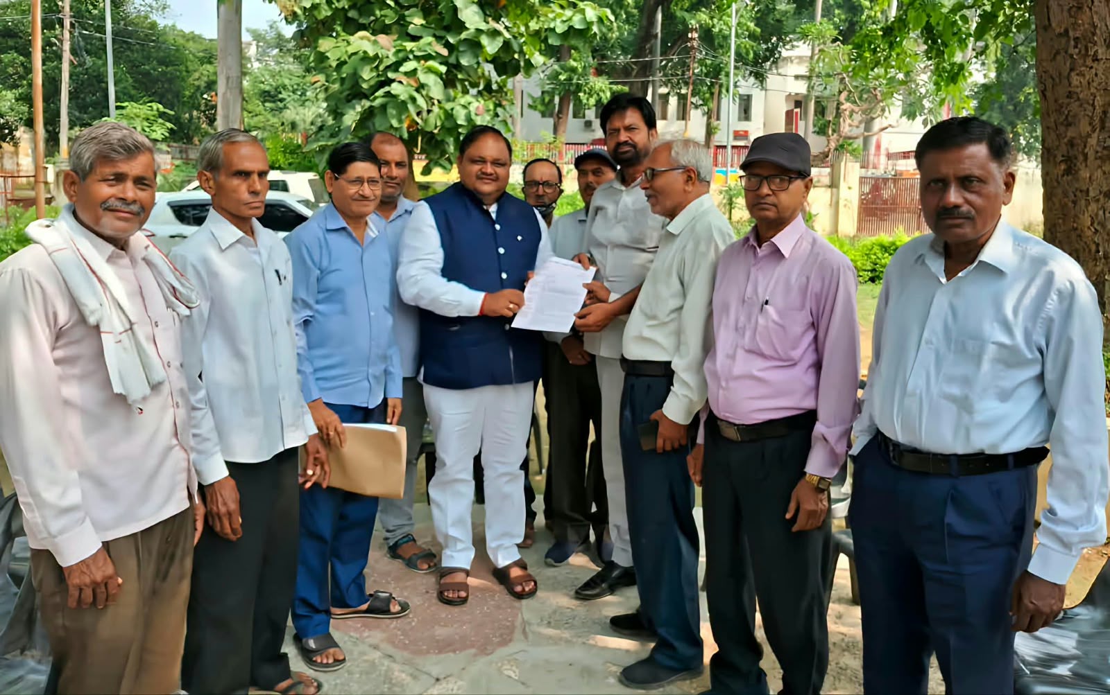 शाहजहांपुर: गन्ना शोध परिषद के रिटायर कर्मियों को मिल रही सिर्फ 34% पेंशन, विधायक को सौंपा ज्ञापन