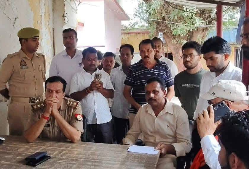 शाहजहांपुर: कालीबाड़ी मंदिर की जमीन बेचने की सुन भड़के लोग, सदर बाजार थाना घेरा 