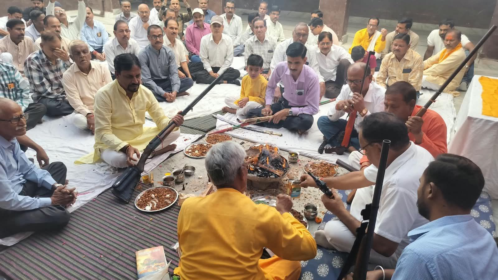 शाहजहांपुर: विजयदशमी पर काकुत्स्थ नामदेव क्षत्रिय महासभा ने किया शस्त्र पूजन
