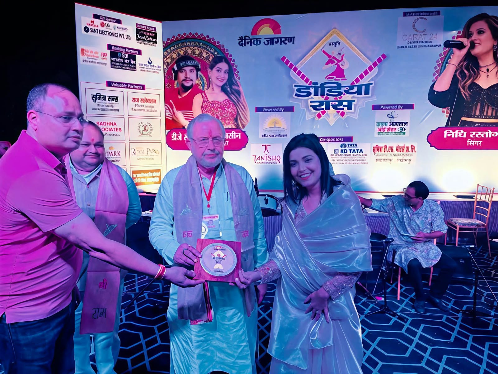 शाहजहांपुर: डांडिया महोत्सव में वित्त मंत्री ने स्वाति सिंह को किया सम्मानित