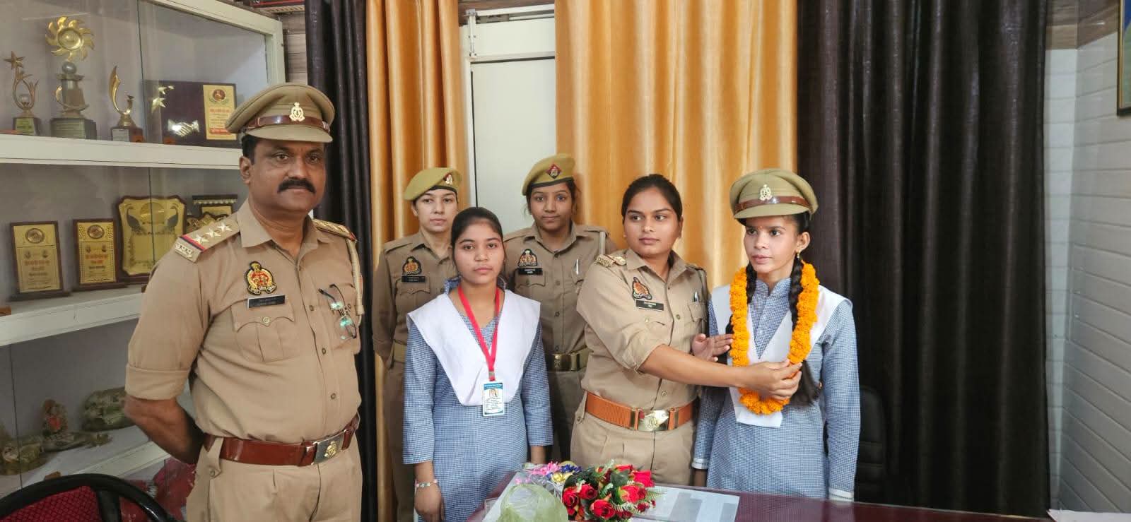 मिशन शक्ति: एक दिन की थाना प्रभारी बनीं वंशिका, अर्चना ने संभाली महिला हेल्प डेस्क