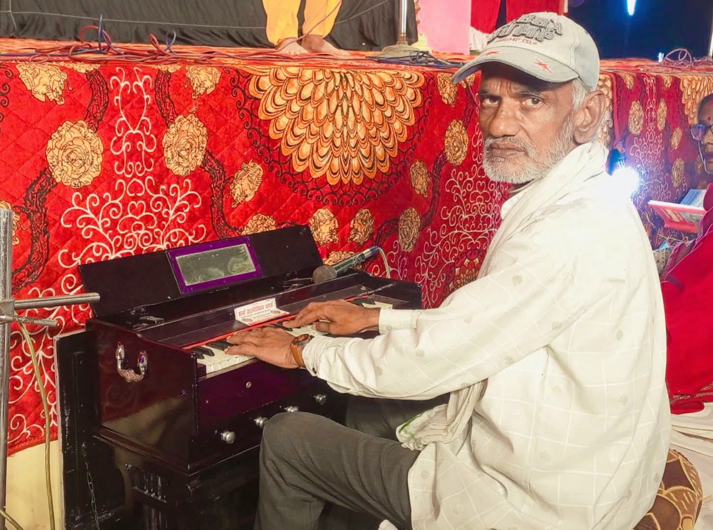 शाहजहांपुर:  तीन दशक से रामलीला में संगीत की सेवा कर रहे राम लखन 