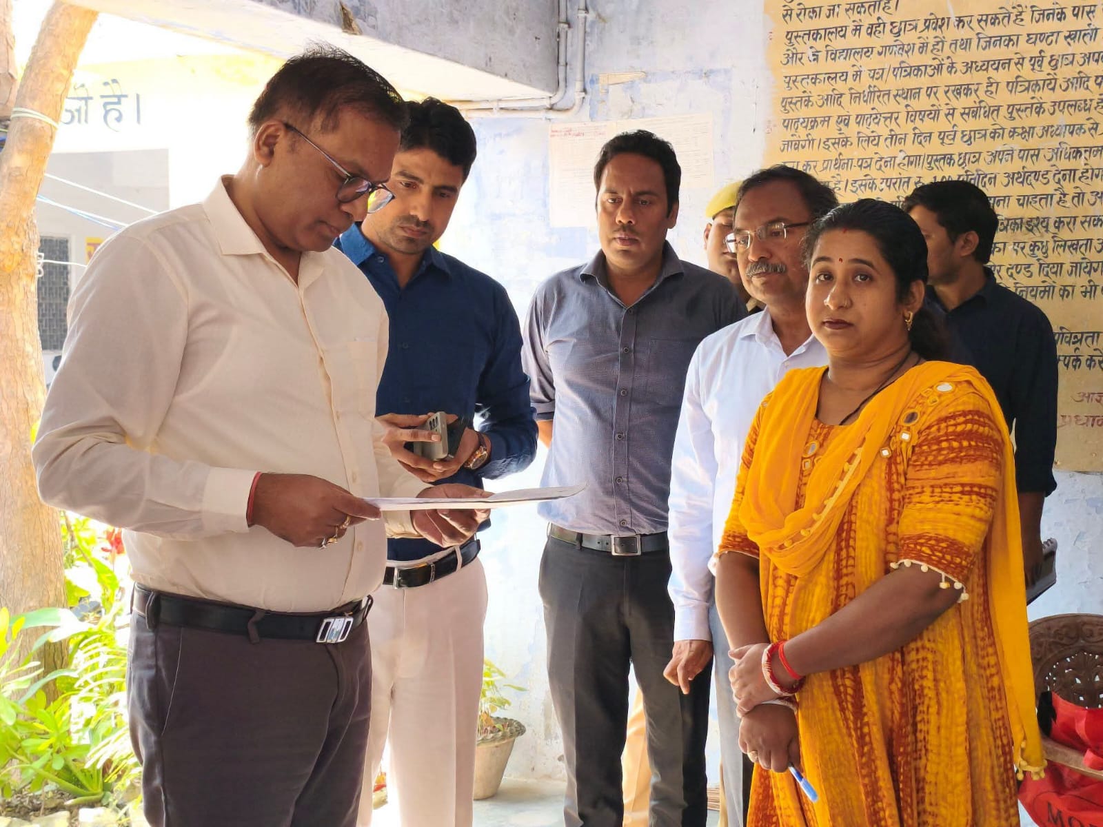 शाहजहांपुर: मतदाता शिविरों का डीएम ने किया निरीक्षण, बीएलओ से फार्म-6 के आवेदनों की ली जानकारी