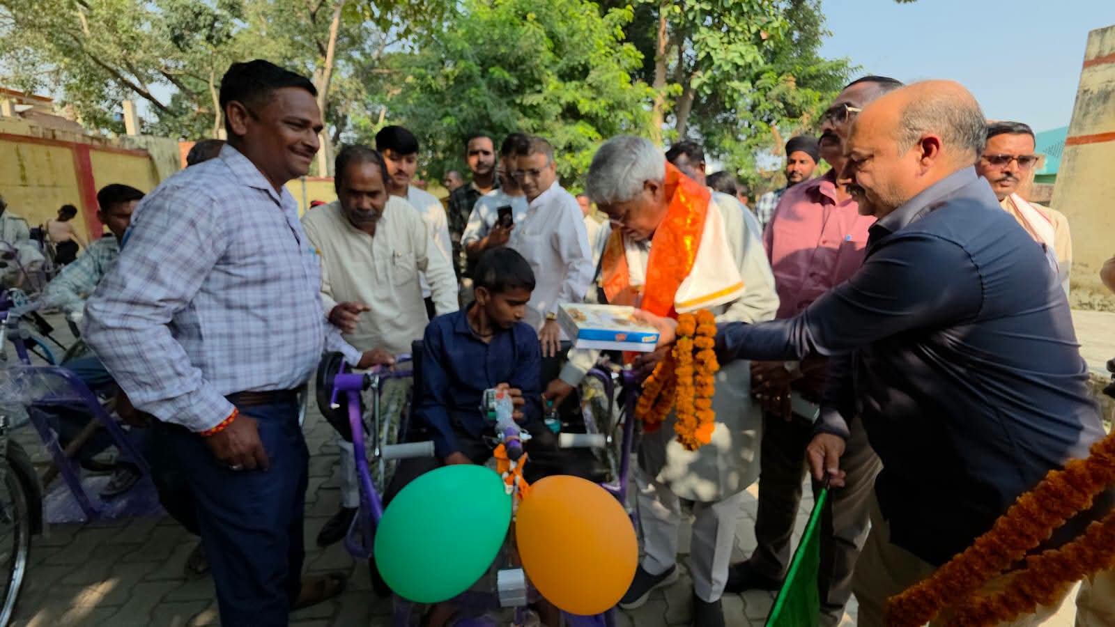 शाहजहांपुर: ट्राईसाइकिल पाकर खिले दिव्यांगजनों के चेहरे , बोले- अब आत्मनिर्भर बन सकेंगे