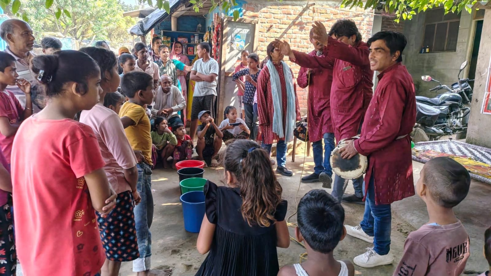 शाहजहांपुर: नुक्कड़ नाटक से समझाया कचरा अलग-अलग डालने का महत्व, बंडा में चला स्वच्छता जागरूकता अभियान
