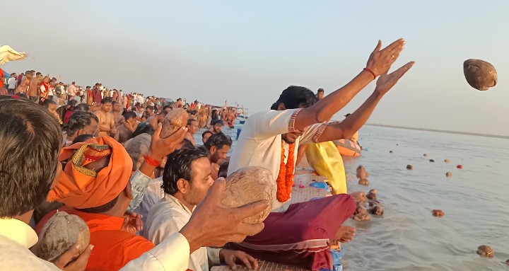 Badaun News : माता काली के जयकारों से गूंजा छछऊ धाम, कछला गंगा घाट पर 21 हजार एक नारियल विसर्जित    