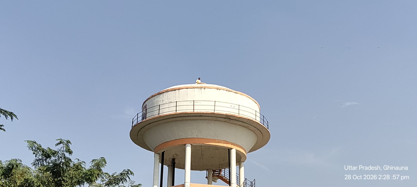 Kasganj: रास्ता रोकने के विवाद में पानी की टंकी और मोबाइल टावर पर चढ़े दो पक्ष, छह घंटे चला हाईवोल्टेज ड्रामा