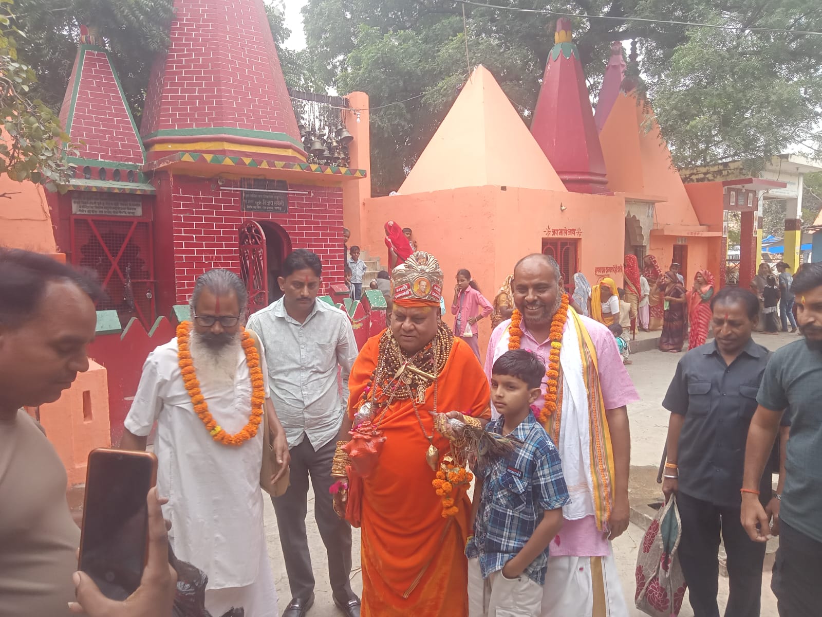 Badaun News : पापड़ ब्रह्मदेव मंदिर में गोल्ड गिरी महाराज का भव्य अभिनंदन