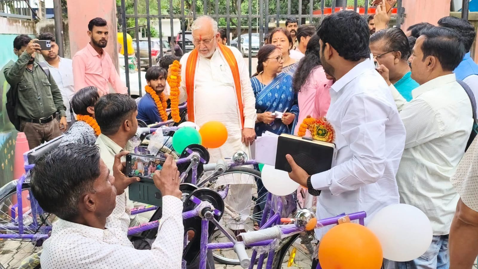 शाहजहांपुर: 69 दिव्यांगजनों को मिला सहारा, वित्त मंत्री सुरेश खन्ना ने बांटे सहायक उपकरण